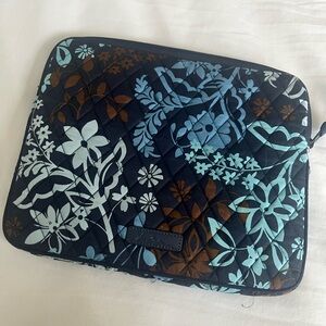 Very Bradley tablet sleeve with zipper closure